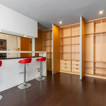Lägenhet Spacious 2br En Suite, Downtown Oporto