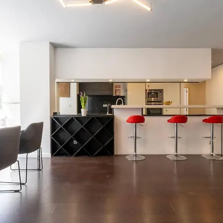 Spacious 2br En Suite, Downtown