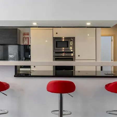 Spacious 2br En Suite, Downtown