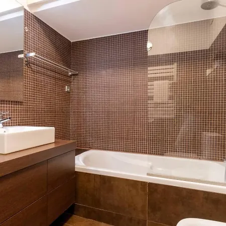 Spacious 2br En Suite, Downtown * Oporto